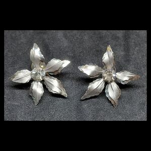 Vintage 1940s Bugbee & Niles Silver Tone Floral/Leaf Design Screw Back Earrings